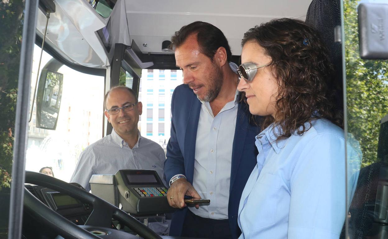 Óscar Puente y Luis Vélez, junto a la una trabajadora de Auvasa. 