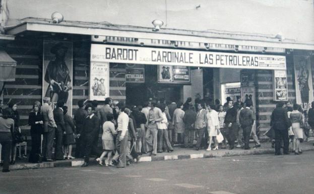 Proyección de la película 'Las Petroleras, en 1971.