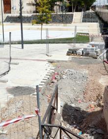 Imagen secundaria 2 - Estampa actual de la plaza. Abajo, a la derecha, zona sin adoquinar a la espera de los trabajos de Aquavall. 