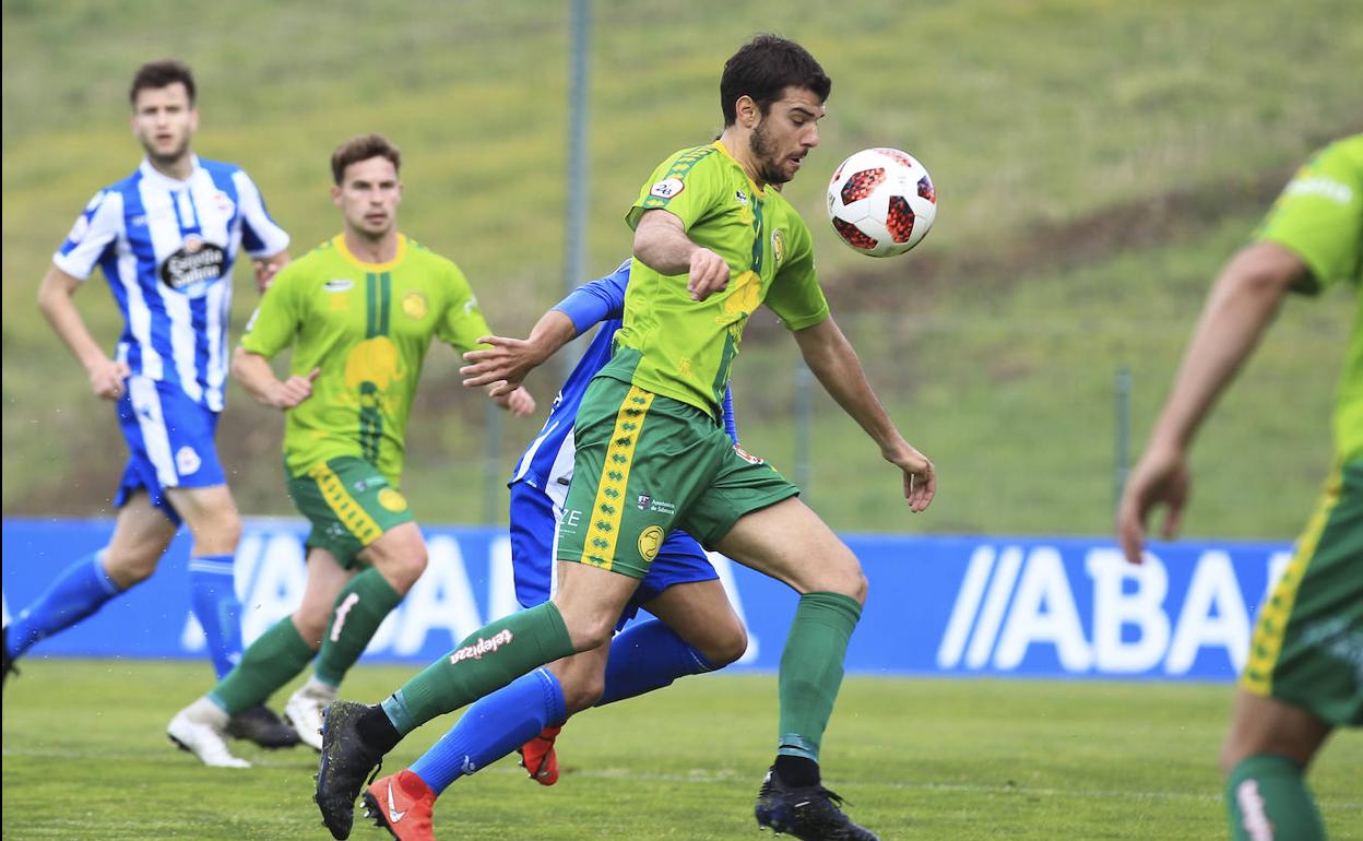 Carlos de la Nava controla el baón en Abegondo ante el filial del Deportivo de La Coruña. 