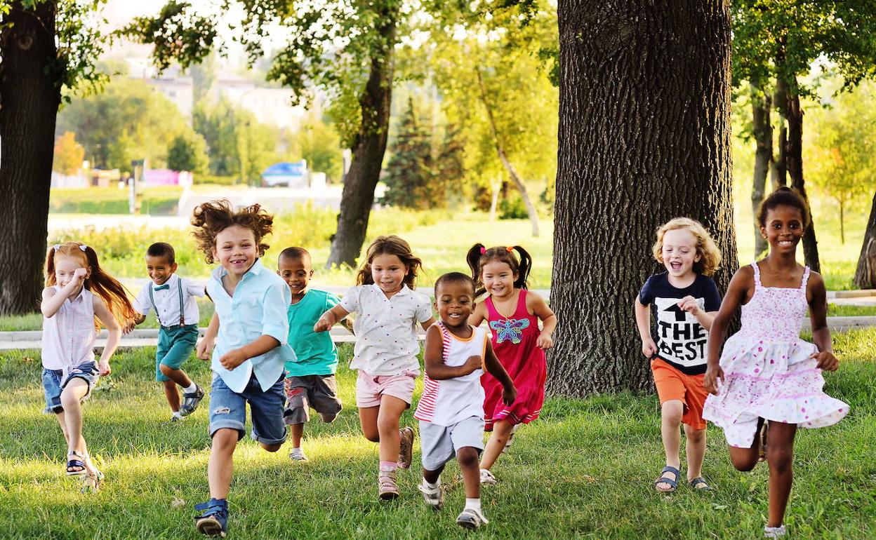 Niños corren en un parque.