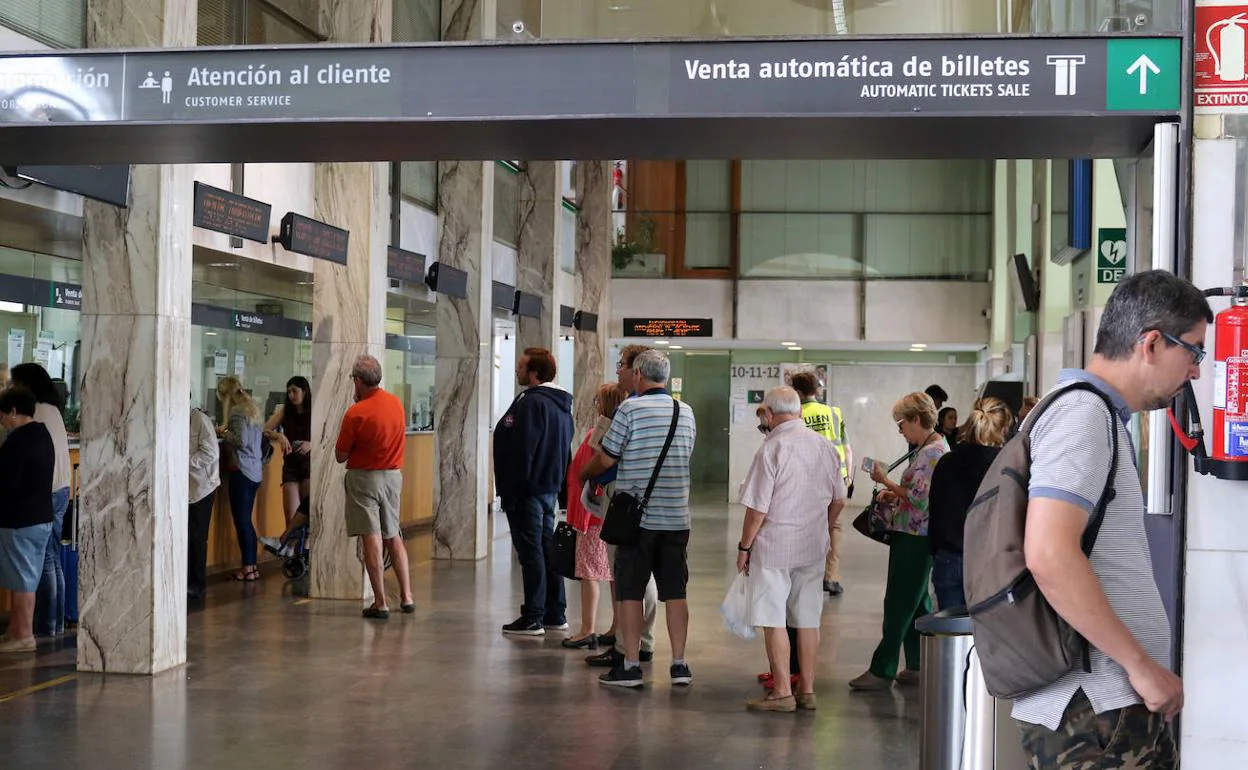 Pasajeros en los puntos de información de la estación de trenes de Valladolid. 