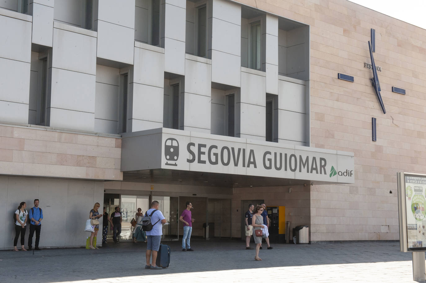 Viajeros en las inmediaciones de la estación del Ave de Segovia, este miércoles. 