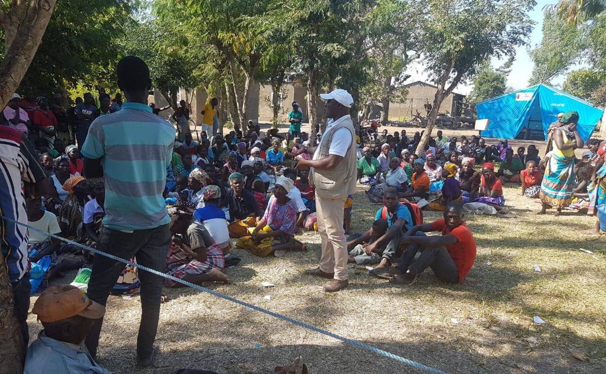 Reparto de víveres en Mudamufo, una de las zonas de Mozambique afectadas por el ciclón Idai. 