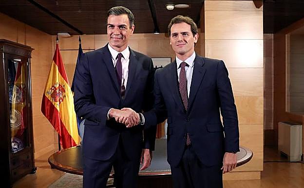 El secretario general del PSOE y presidente del Gobierno en funciones, Pedro Sánchez, con el presidente de Ciudadanos, Albert Rivera, en el Congreso de los Diputados.