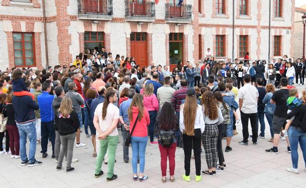 Concentración de vecinos, ayer por la tarde, para condenar los hechos y mostar su dolor. 