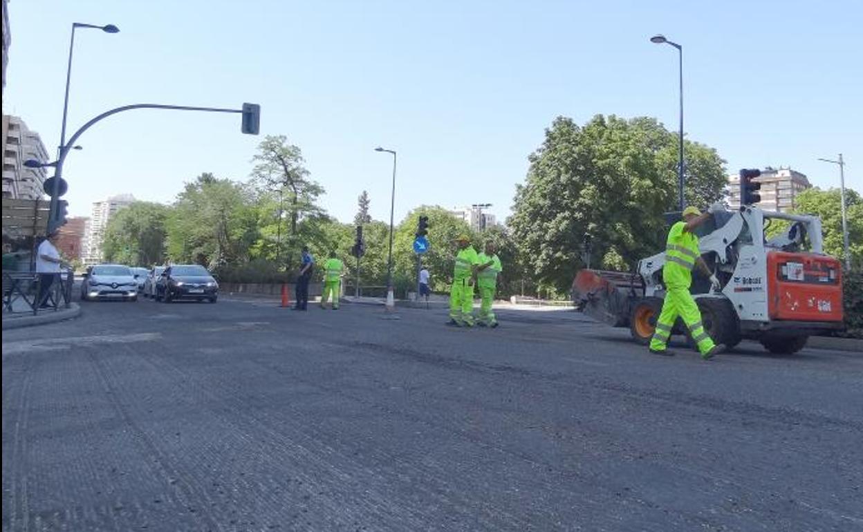 Los operarios trabajan en el asfaltado del paseo de Isabel la Católica.