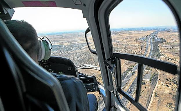 Imagen principal - 1. El CA36 sobrevuela una autopista madrileña para detectar posibles maniobras irregulares. 2. El funcionario de la DGTenfoca con la cámara a un automóvil. 3. Piloto y técnico de radar se bajan de la aeronave tras la misión. 