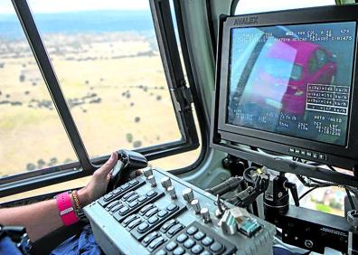 Imagen secundaria 1 - 1. El CA36 sobrevuela una autopista madrileña para detectar posibles maniobras irregulares. 2. El funcionario de la DGTenfoca con la cámara a un automóvil. 3. Piloto y técnico de radar se bajan de la aeronave tras la misión. 