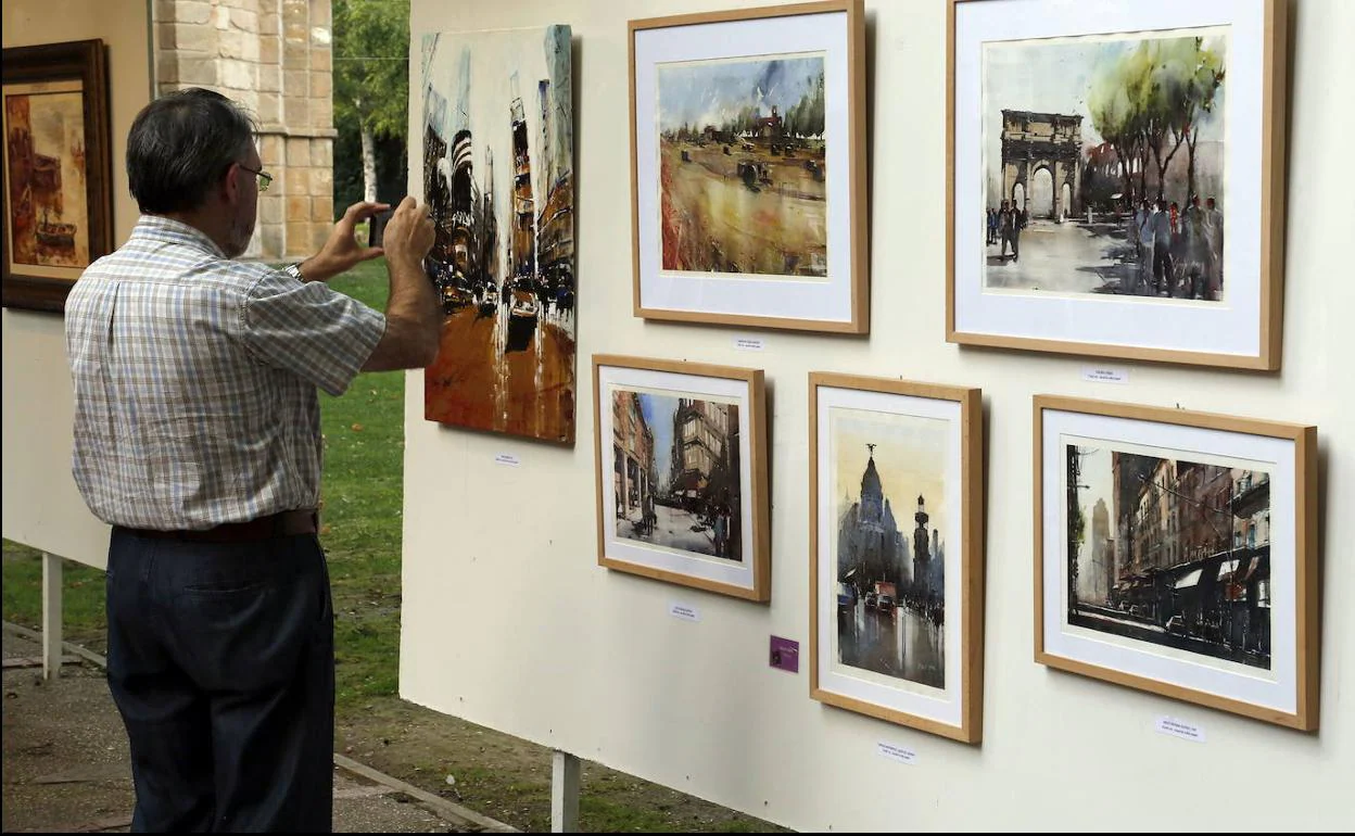 Obras en la muestra Expo Aire, en la pasada edición. Detrás de los paneles, la ermita. 