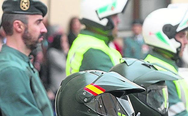 Guardias civiles motorizados en la Comandancia Provincial de Segovia. 