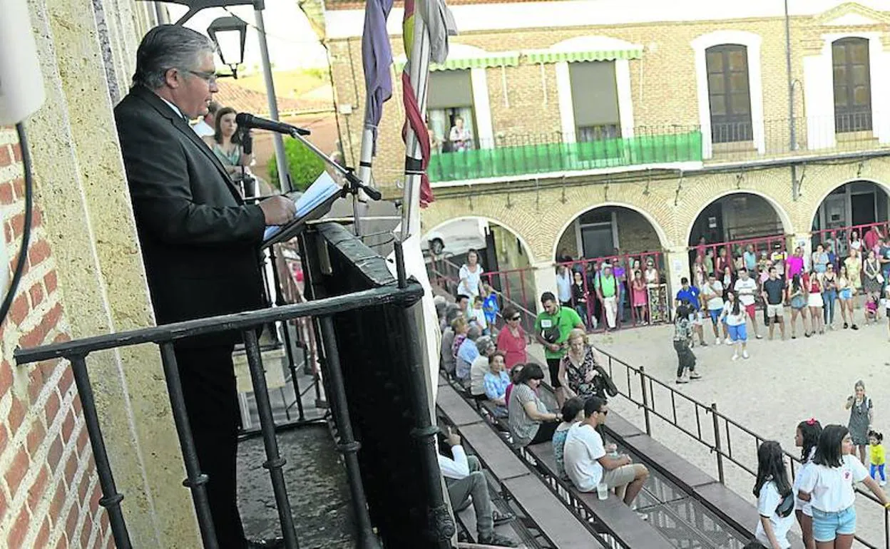 Juan Luis Badallo pronuncia el pregón desde el balcón del Ayuntamiento. 