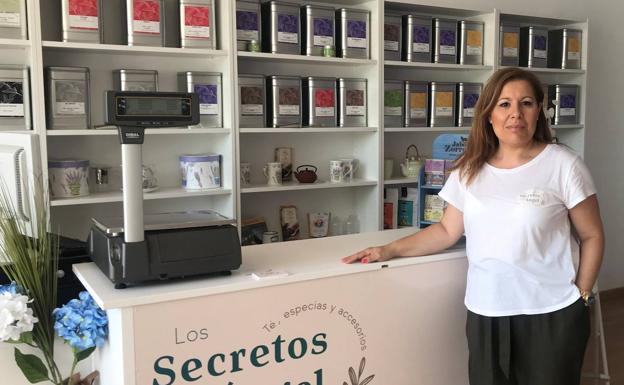 La propietaria de Los secretos de Mi Ángel, Noelia Fernández, en su establecimiento vallisoletano.