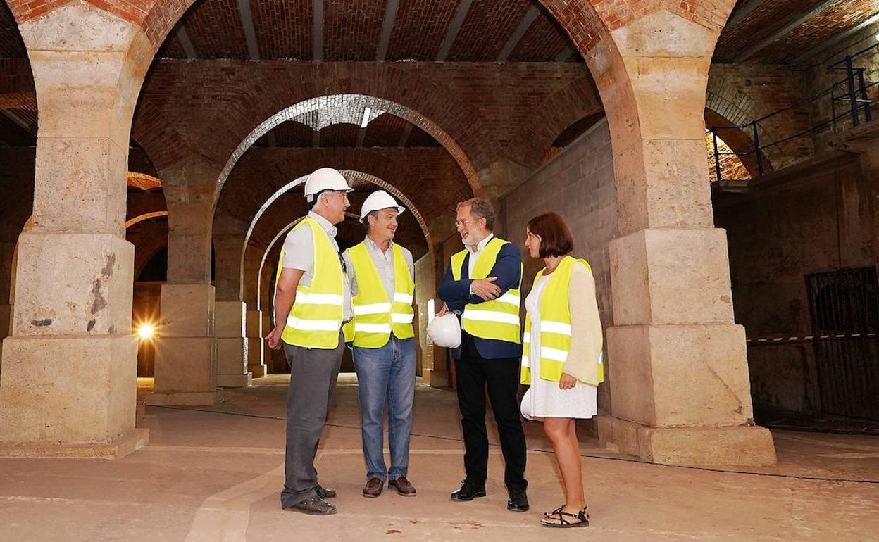 María Sánchez y Manuel Saravia visitan las instalaciones de la potabilizadora junto a los responsables de Aquavall. 