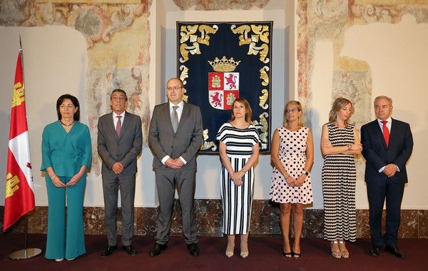 Consejería de Eduación. De izquierda a derecha, Araceli Valdés, Bienvenido Mena, José Miguel Sáez, la consejera de Educación Rocío Lucas, Pilar Garcés, Blanca Ares y Francisco Sigüenza.