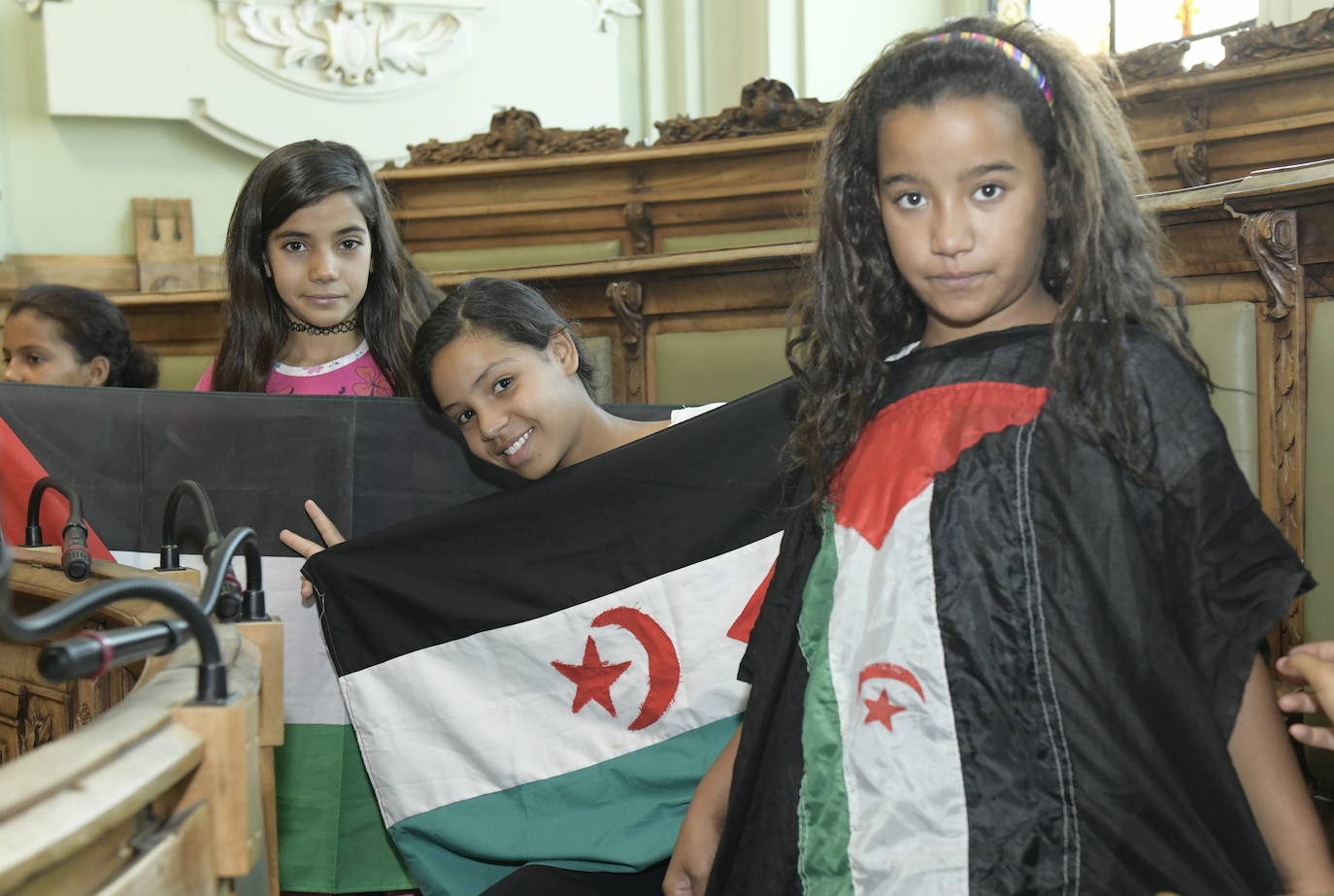 El Ayuntamiento de Valladolid ha recibido este viernes a 16 de los «pequeños embajadores» saharauis que pasan sus 'Vacaciones en paz' en la capital vallisoletana.