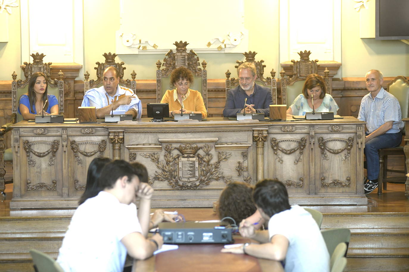 El Ayuntamiento de Valladolid ha recibido este viernes a 16 de los «pequeños embajadores» saharauis que pasan sus 'Vacaciones en paz' en la capital vallisoletana.