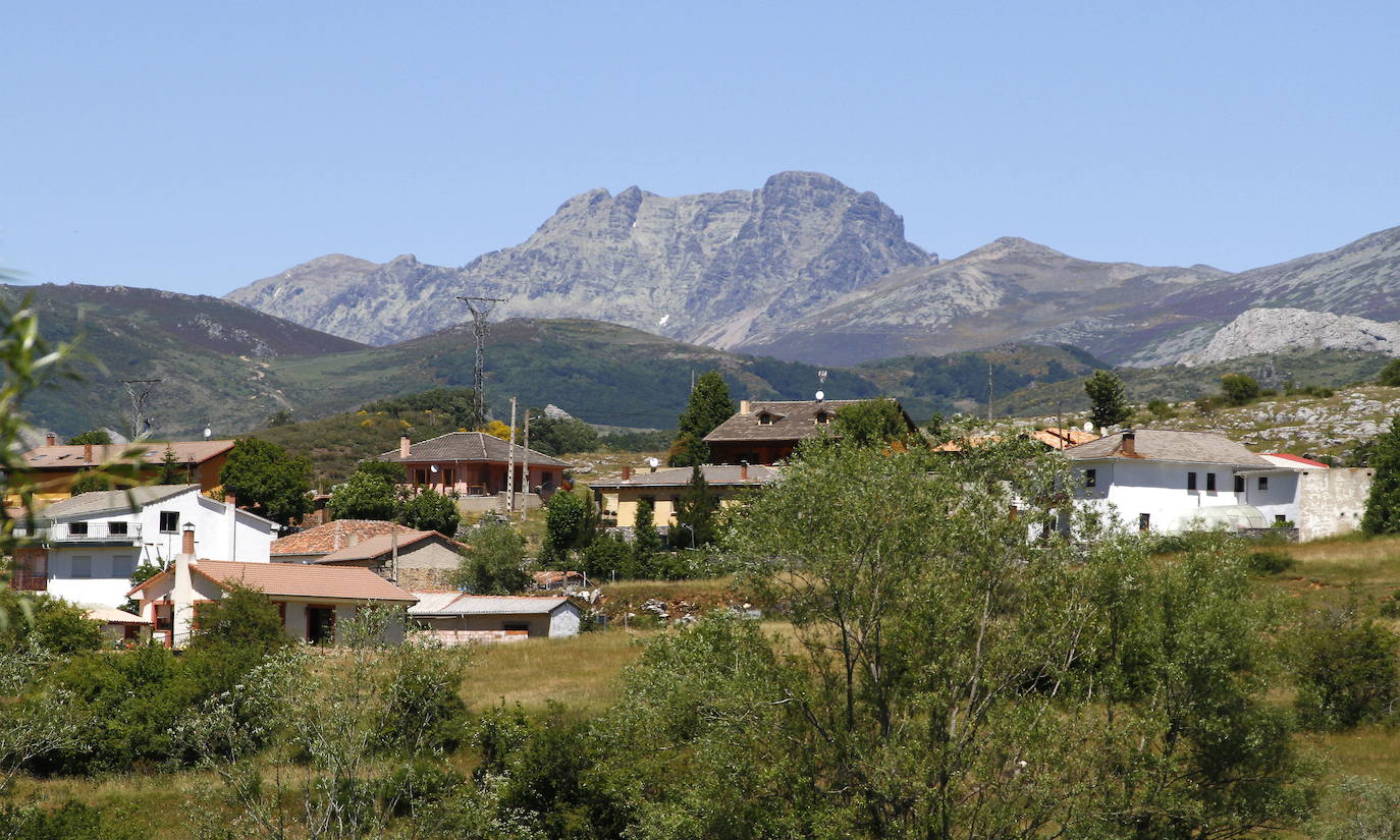El pico Curavacas, visto desde el pueblo de Ventanilla. 