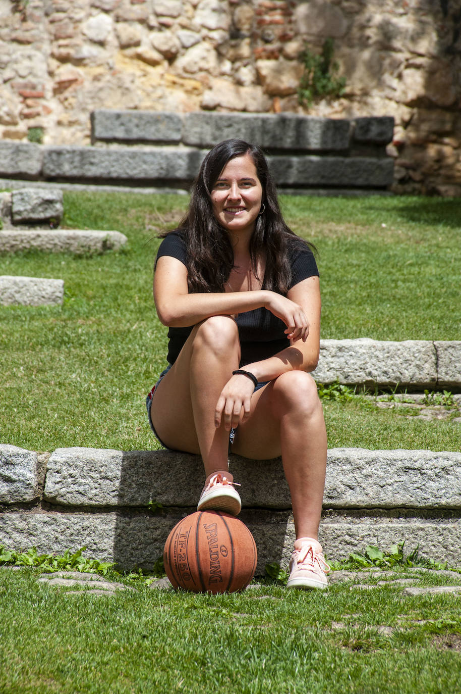 Elisa Martínez posa en la parte baja del Postigo, junto al Acueducto de Segovia.