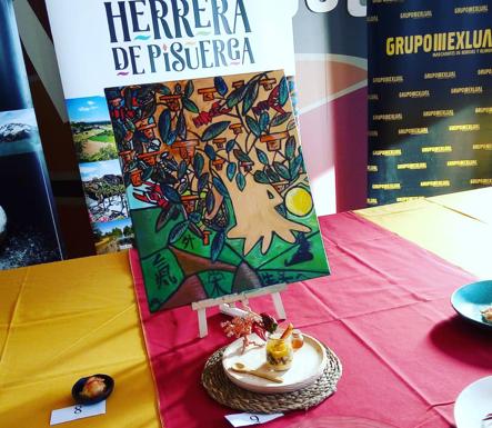 El cuadro con el árbol de la vida y el plato de cangrejos de Abigail Herrero. 