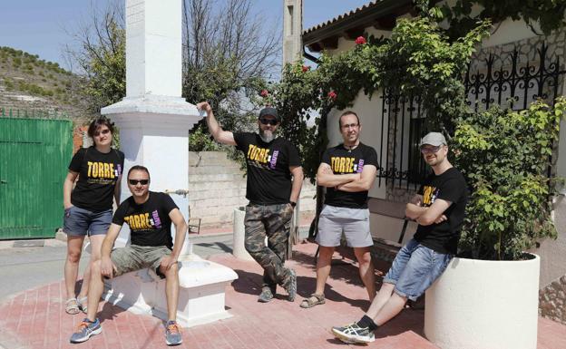 Paula Vicente, David Pérez, Javier Cano, Alberto de la Fuente y Enrique Román, en Torre de Peñafiel. 