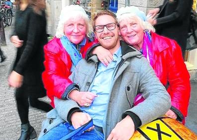 Imagen secundaria 1 - Postales. Clientes en el 'coffee shop' The Bulldog. Martine y Louise Fokkens, 50 años como prostitutas, con el guía Elard Tissot. Casas del canal. 