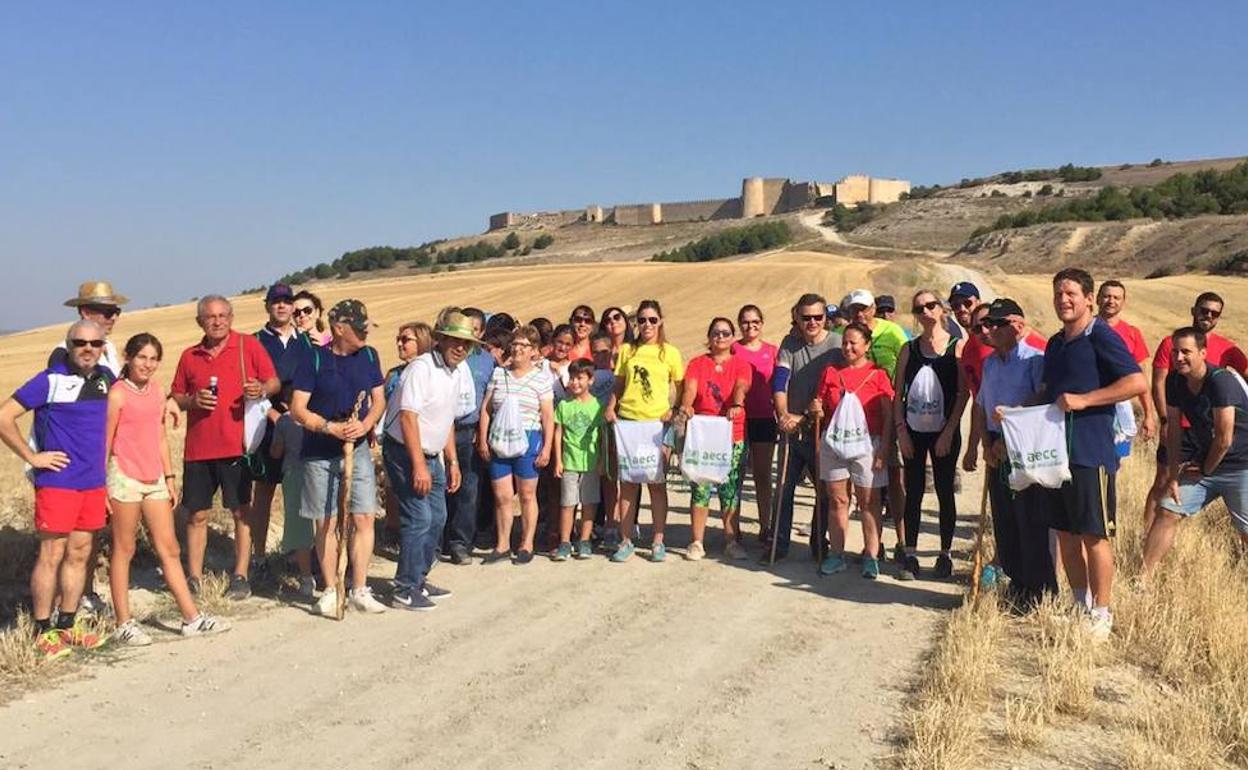 Un grupo de participantes en la marcha contra el cáncer, en Urueña. 