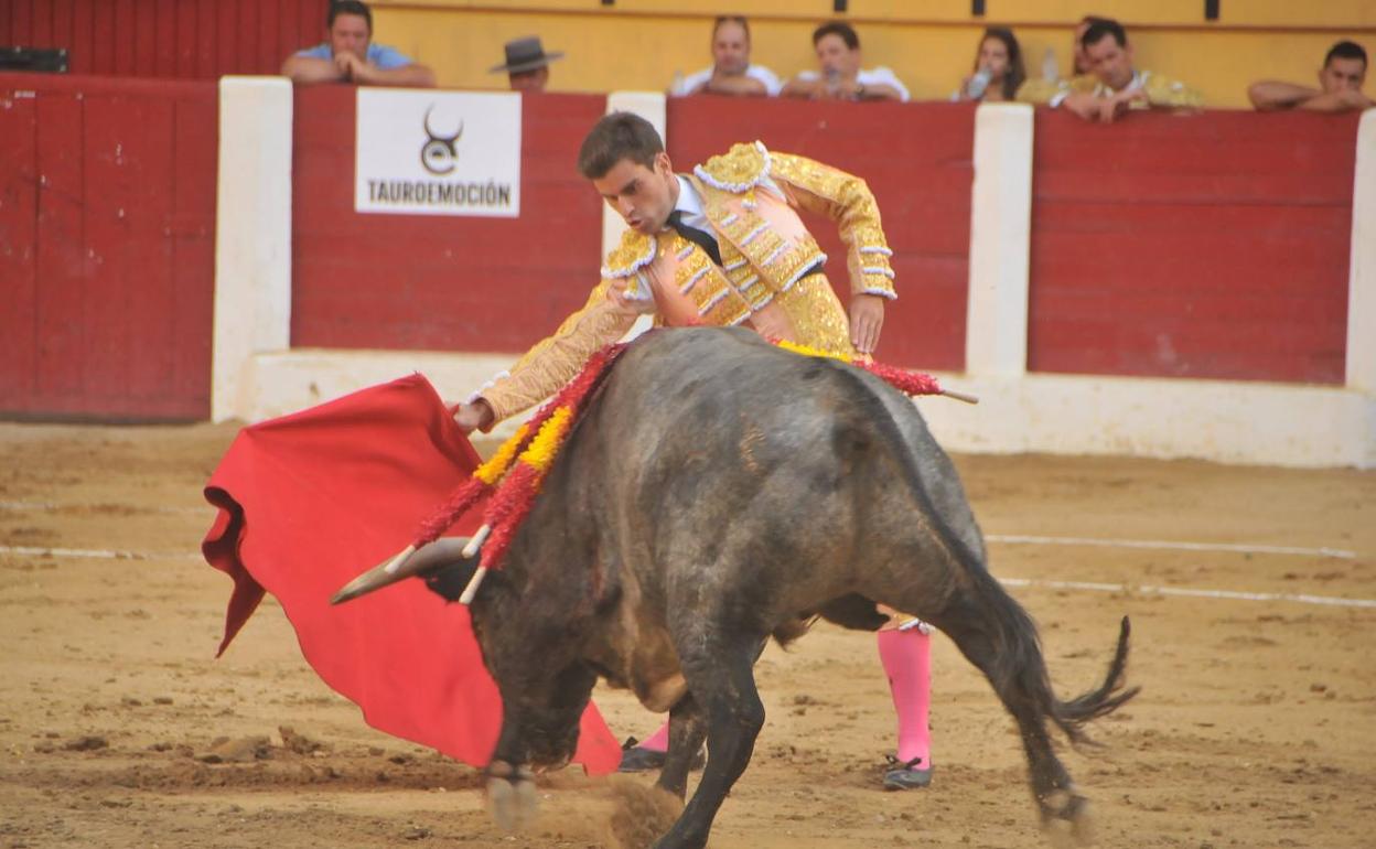 Rubén Pinar, durante su actuación en la plaza de toros de Íscar. 