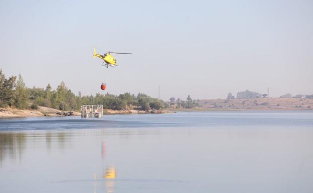 Llegan los primeros helicópteros a cargar agua al envalse del Pontón alto. 