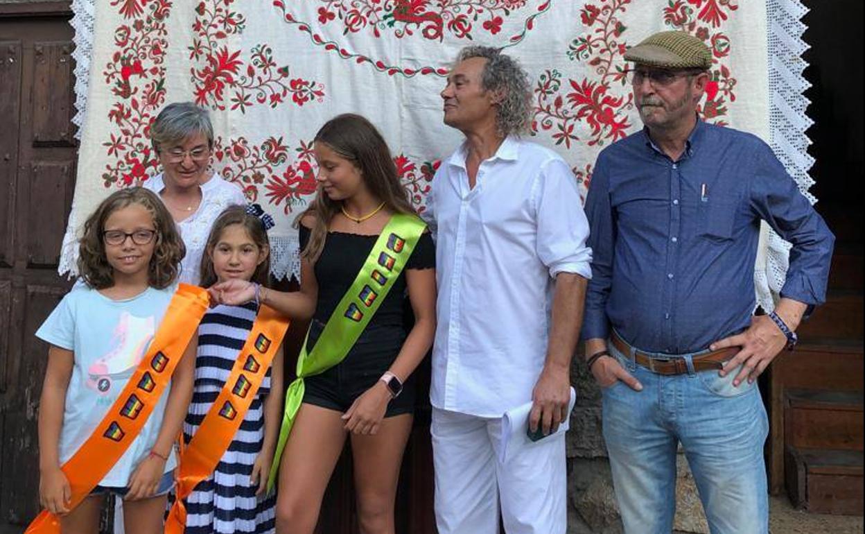 Francisco Javier San Pedro posa con alcaldesa y la Reina y las Damas de las fiestas. 