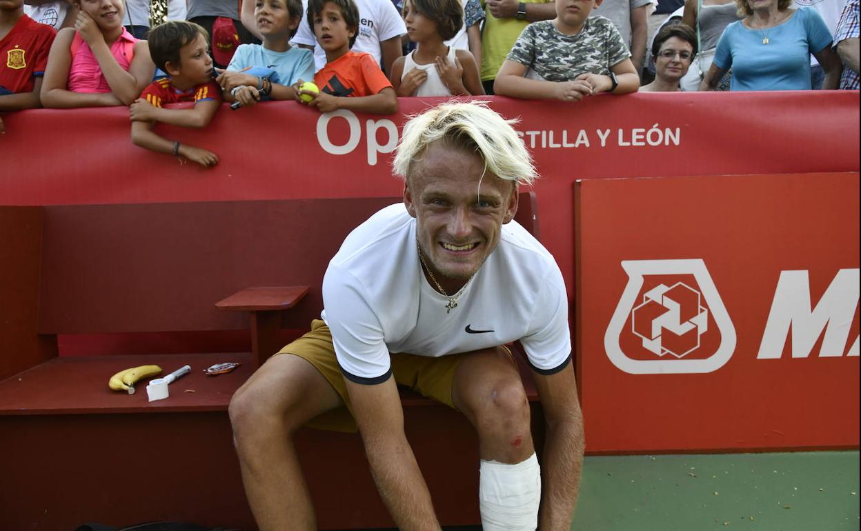 Nicola Kuhn sonríe en su banquillo tras ganar la final de El Espinar a Pavel Kotov. 