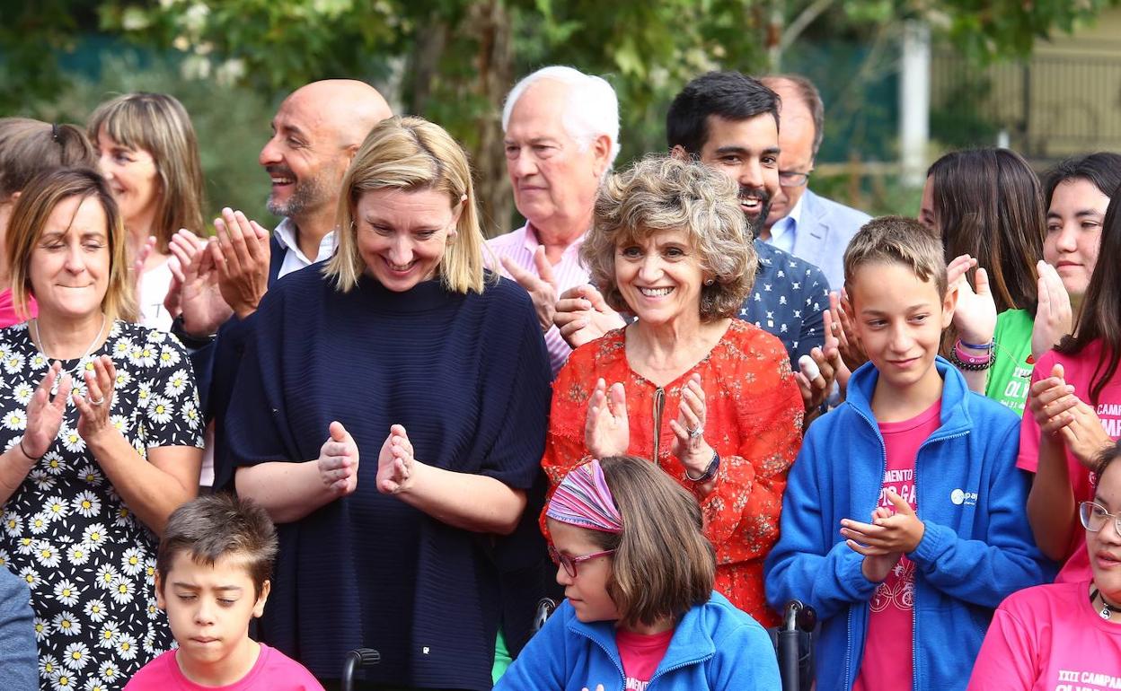 La ministra en funciones de Sanidad, María Luisa Carcedo, junto a la consejera de Familia e Igualdad de Oportunidades, Isabel Blanco, durante la visita al campamento inclusivo de Aspaym en El Bosque de los Sueños en Cubillos del Sil, León.