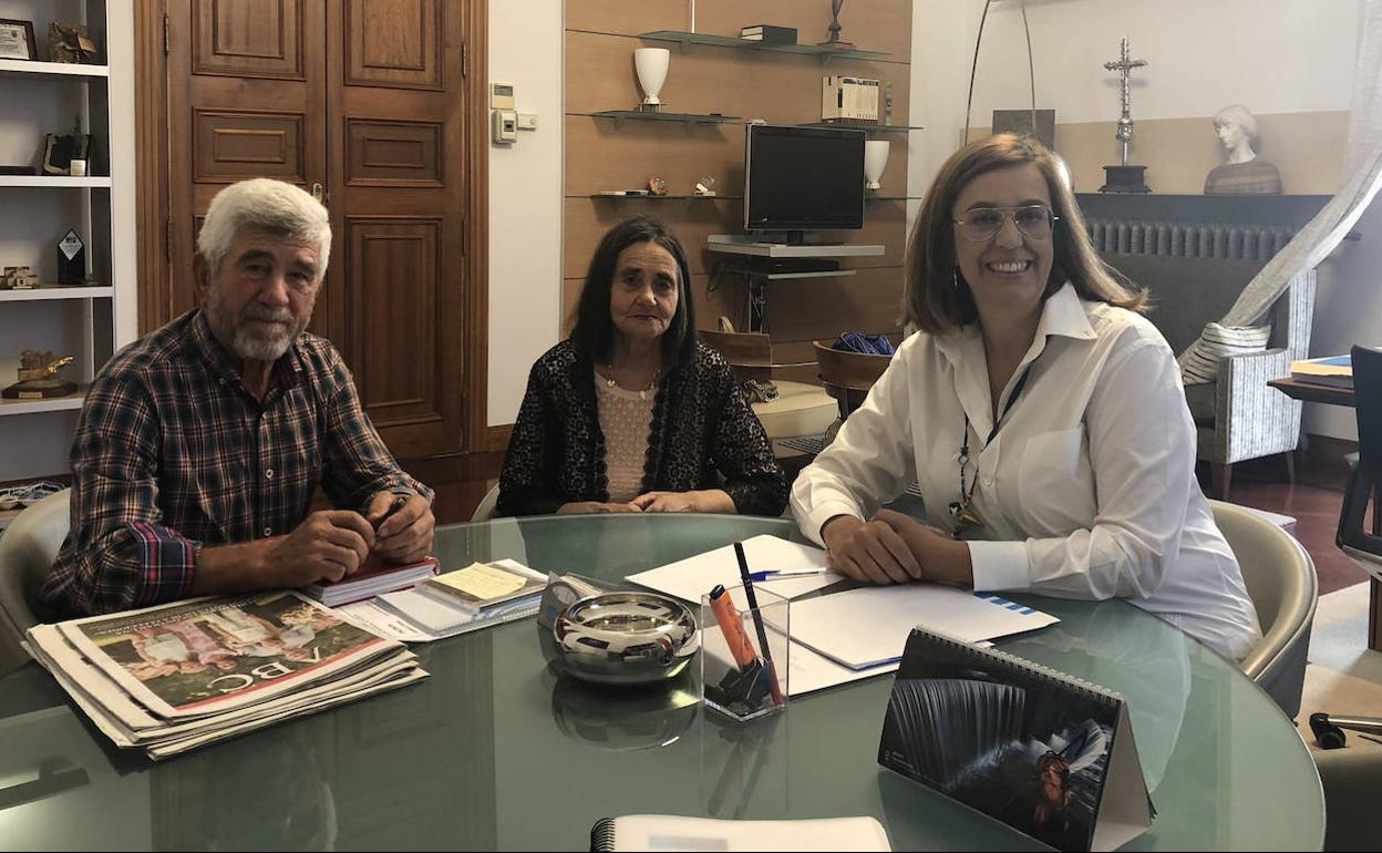 La alcaldesa de Támara de Campos con la presidenta de la Diputación y el diputado de zona. 