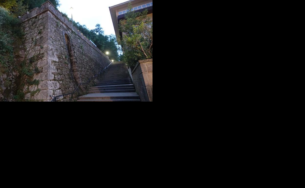 Fallece un niño de tres años al caer desde cuatro metros en Covadonga