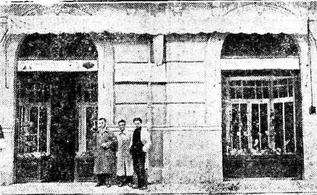 Entrada a la zapatería El Pelícano, en la Acera de Recoletos. 