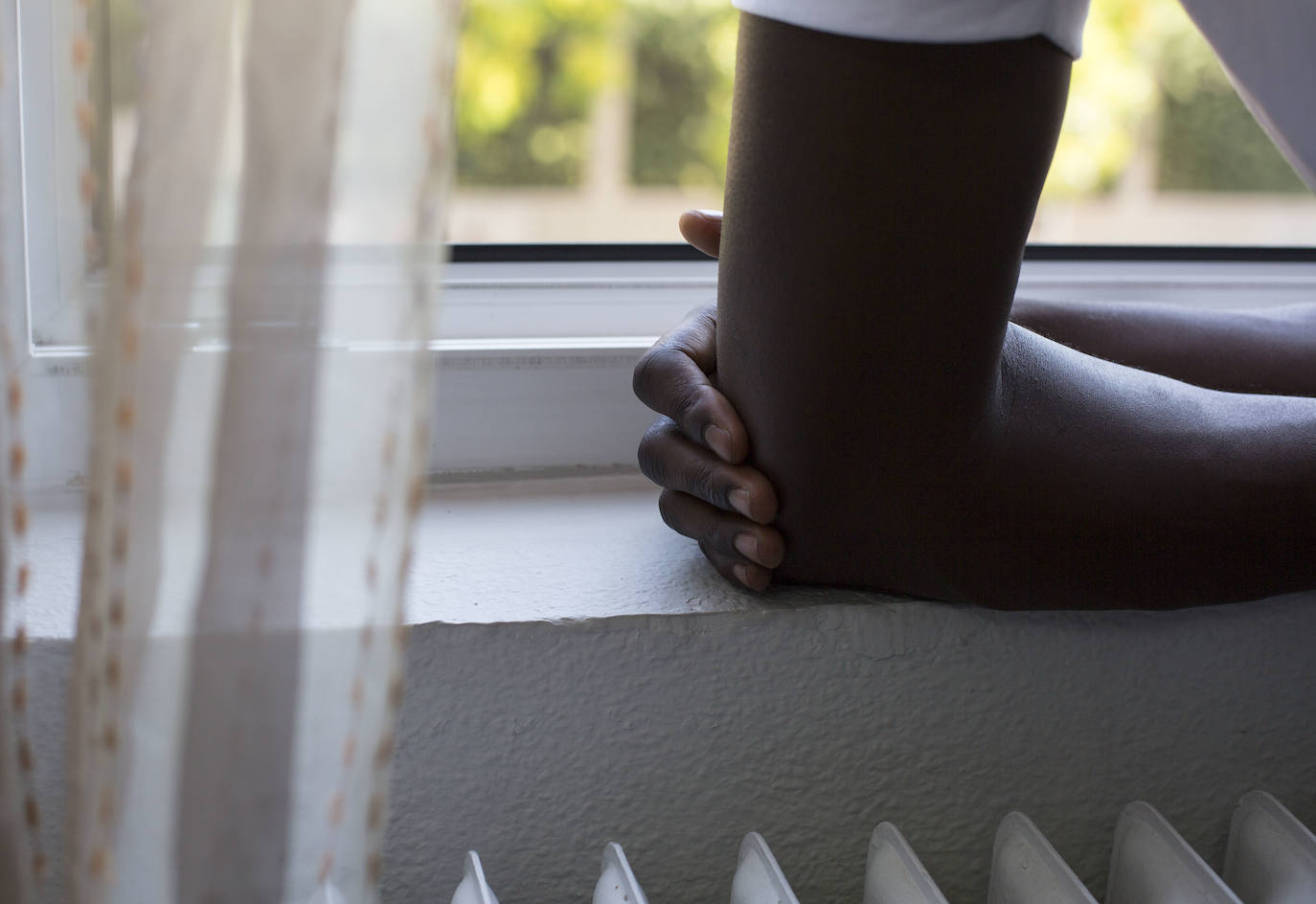 M. acodado en una ventana. 
