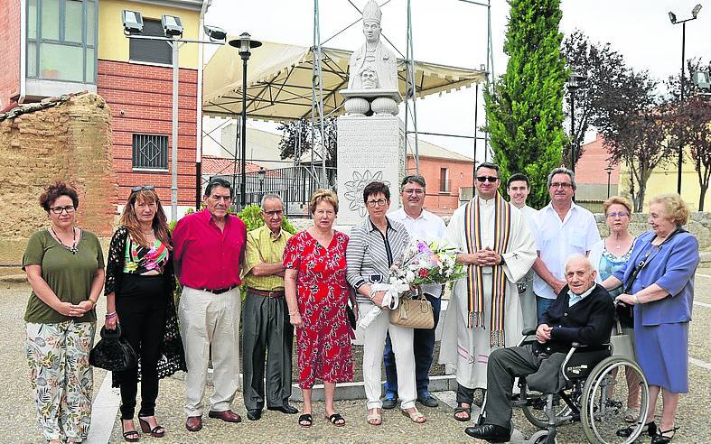 Ofrenda floral al busto de Fray Antonio Alcalde. 