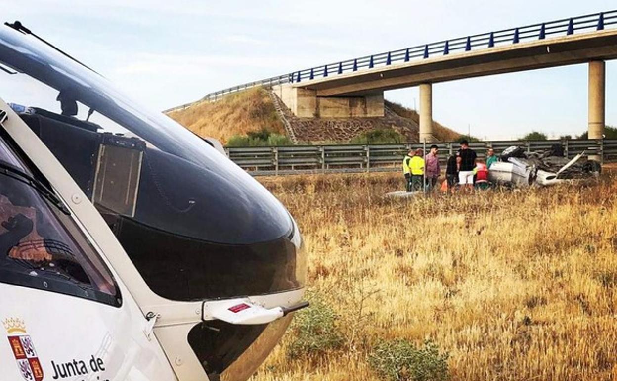 Accidente de tráfico en la A-50, en Aldeaseca de la Frontera (Salamanca), en el que cinco jóvenes con edades comprendidas entre 20 y 27 años resultaron heridos. 