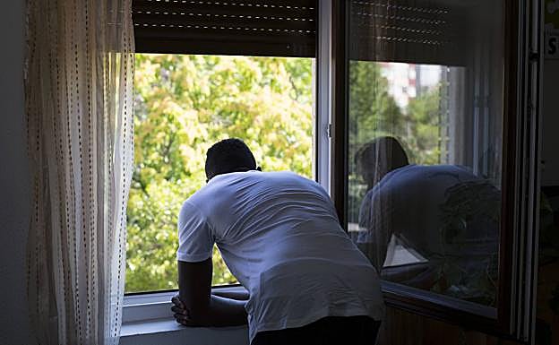 M. mira por la venta en la sede de la Fundación Adsis. 