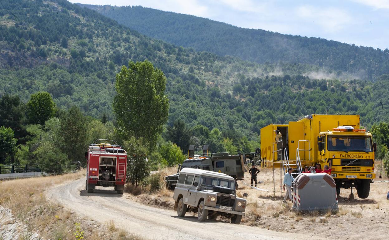 Medios de diferentes cuerpos de intervención continúan la lucha contra el fuego en la sierra de Guadarrama. 