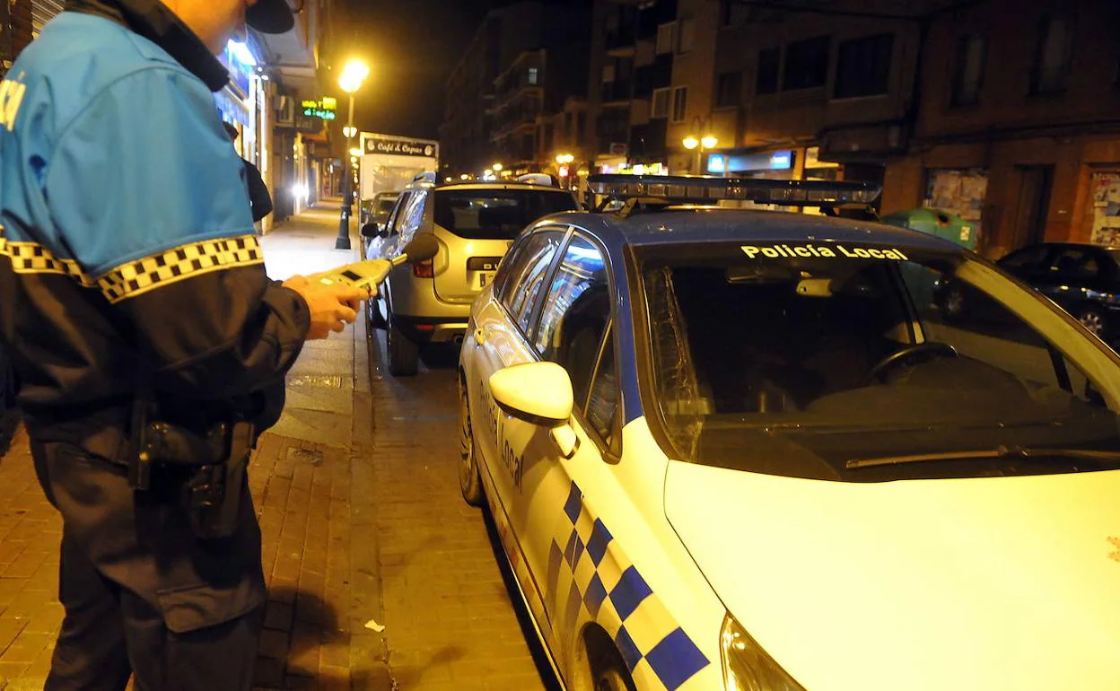 Un policía municipal de Medina del Campo controla el ruido con un sonómetro. 