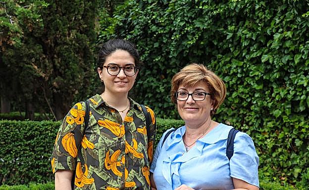 Madre e hija visitan los jardines de la Casa Zorrilla.
