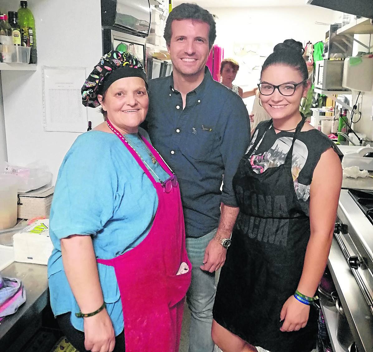 Casado, acompañado de las trabajadoras de la taberna de Husillos Belén y Andrea.