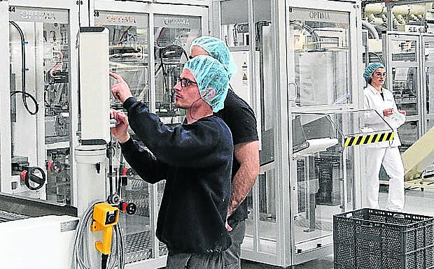 Trabajadores en las instalaciones de la fábrica de Drylock en el polígono industrial de Hontoria. 