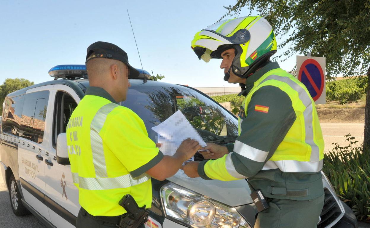 Dos agentes de la Guardia Civil durante un control. 