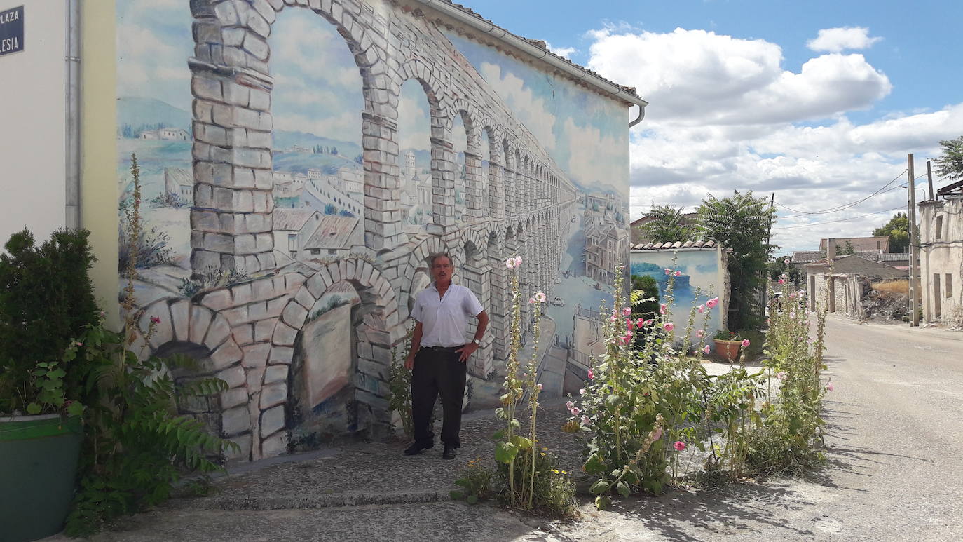 Marcelino García, en el último mural que está pintando en Moraleja de Cuéllar.