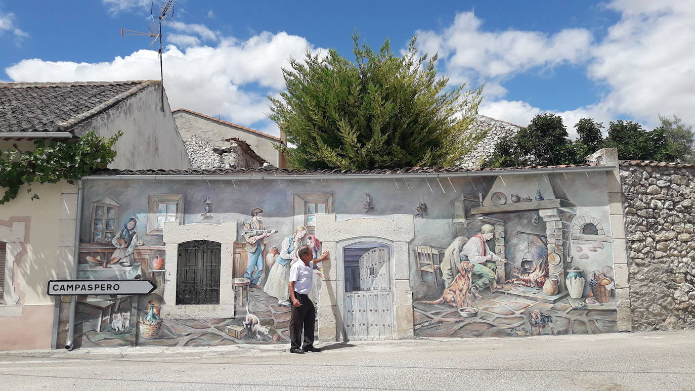 Marcelino García, en el último mural que está pintando en Moraleja de Cuéllar.