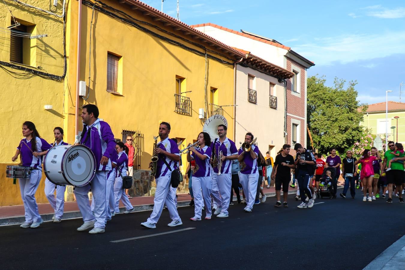 Fotos: Desfile de peñas en La Overuela
