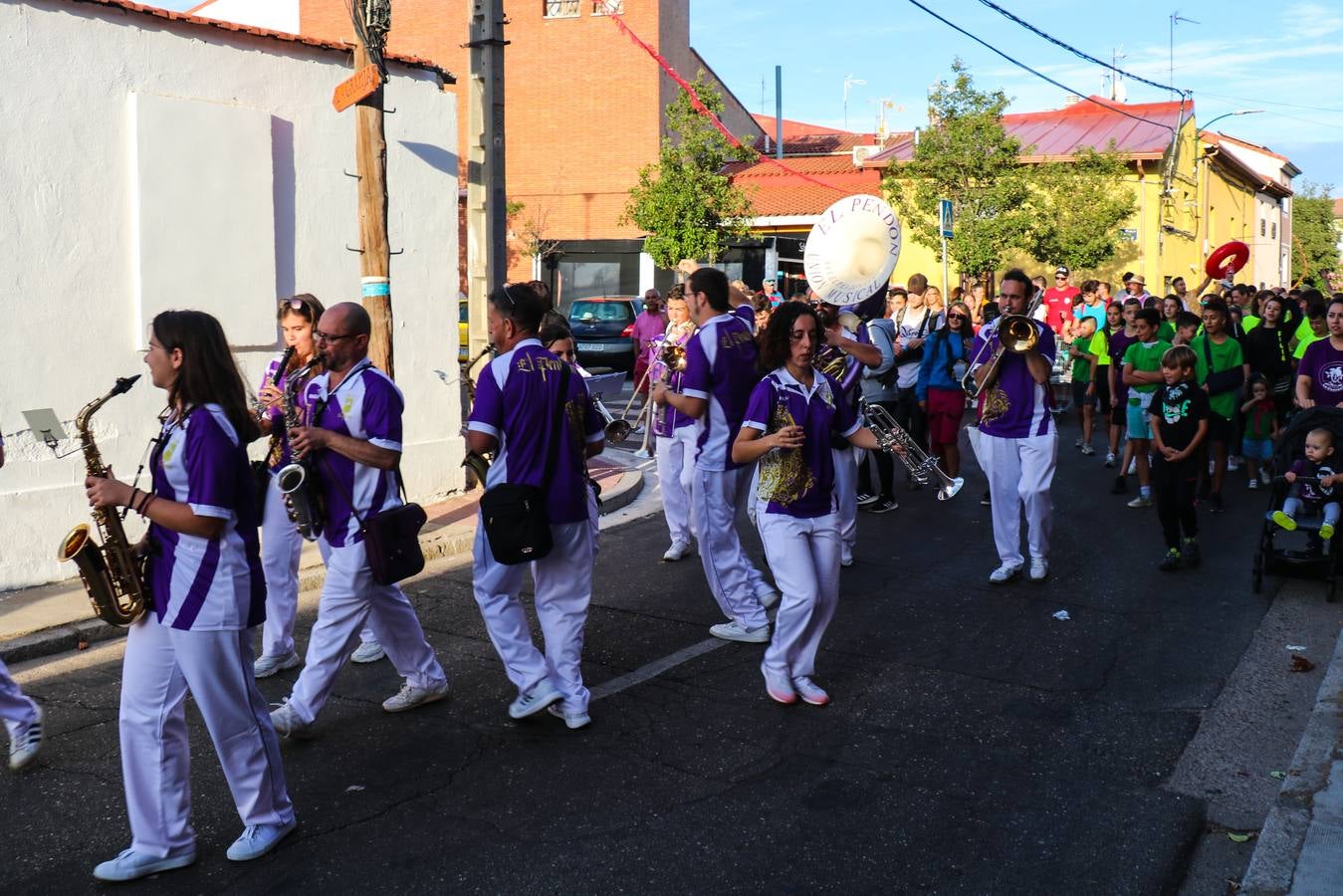 Fotos: Desfile de peñas en La Overuela