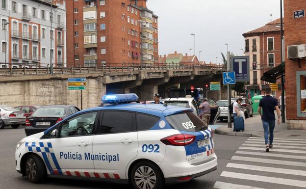 Imagen principal - Los Bomberos retiran cristales de una vivienda que cayeron a la calle San José de Valladolid